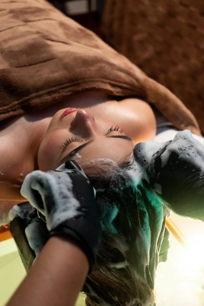 Tratamiento de spa capilar clásico con masaje en cuero cabelludo y hombros en Bliss Oasis