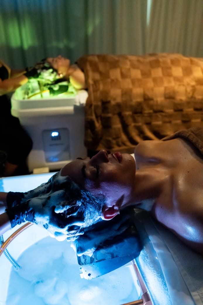 Ritual de spa capilar combinado con facial revitalizante en camilla de hidroterapia