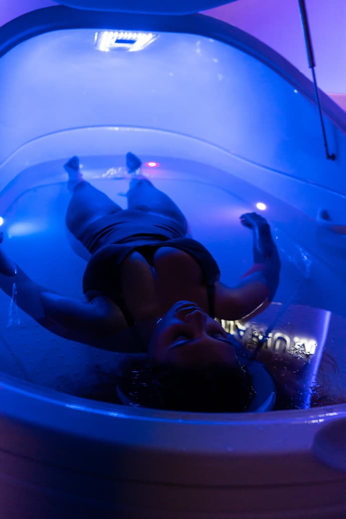 Sesión de terapia de flotación en seco para relajación profunda en Panamá