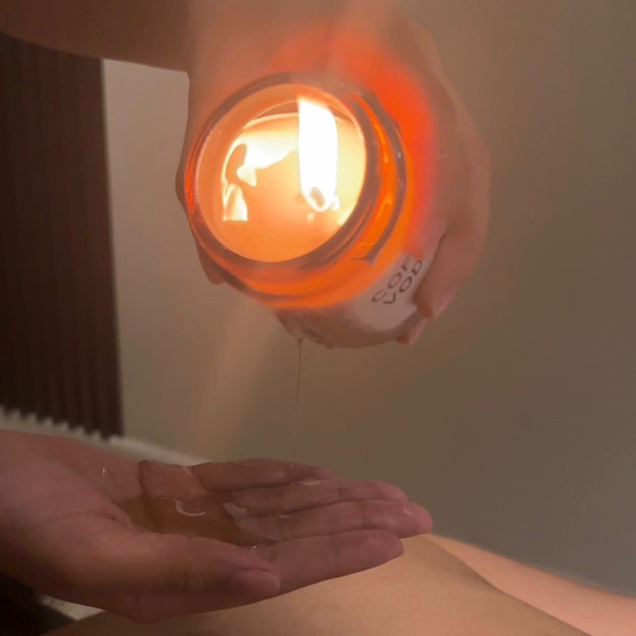 Masaje antiestrés con velas calientes y aceites tibios hidratantes
