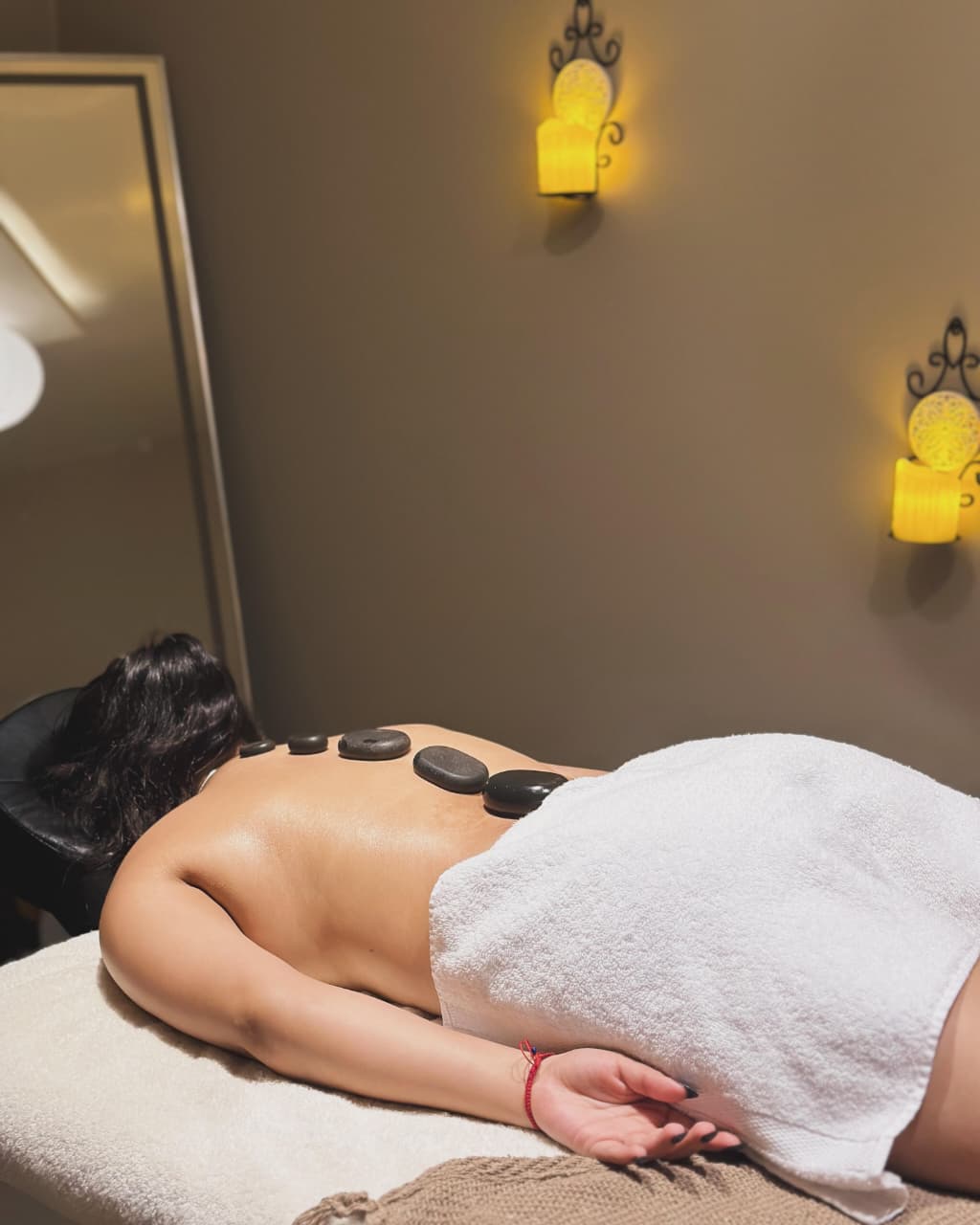 Masaje con piedras volcánicas calientes para relajación profunda