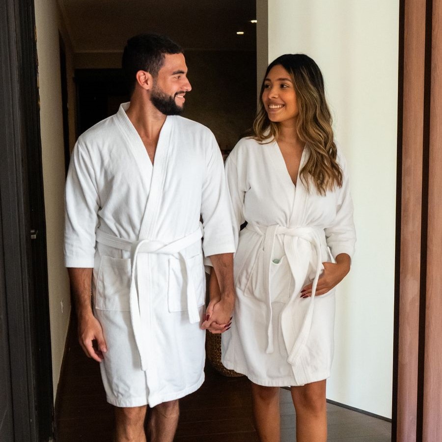 Pareja disfrutando de un masaje relajante simultáneo en el spa Bliss Oasis Panamá